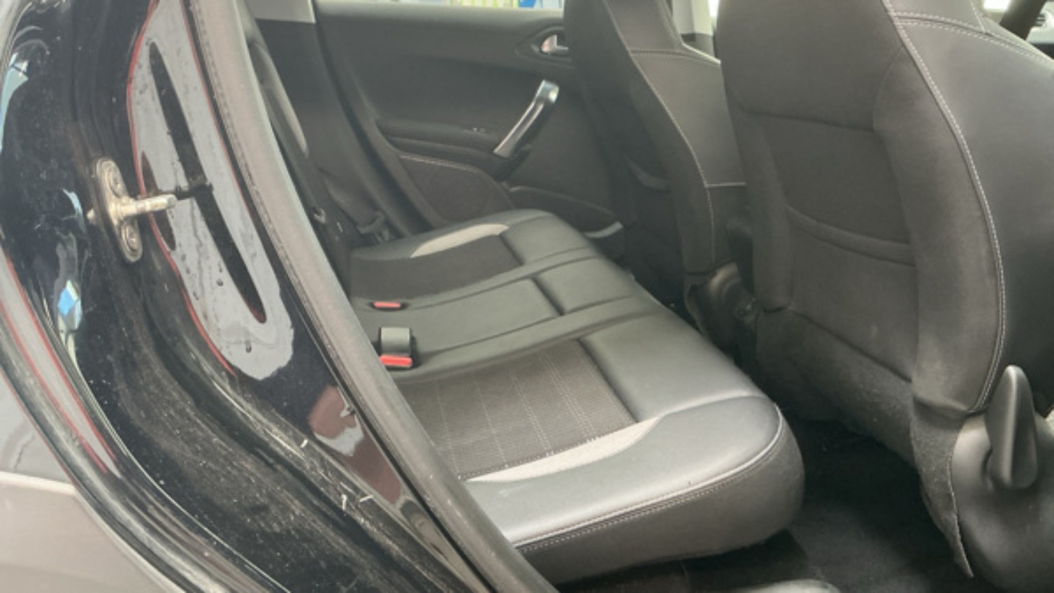 2017 Peugeot 2008 1.2 photo 8