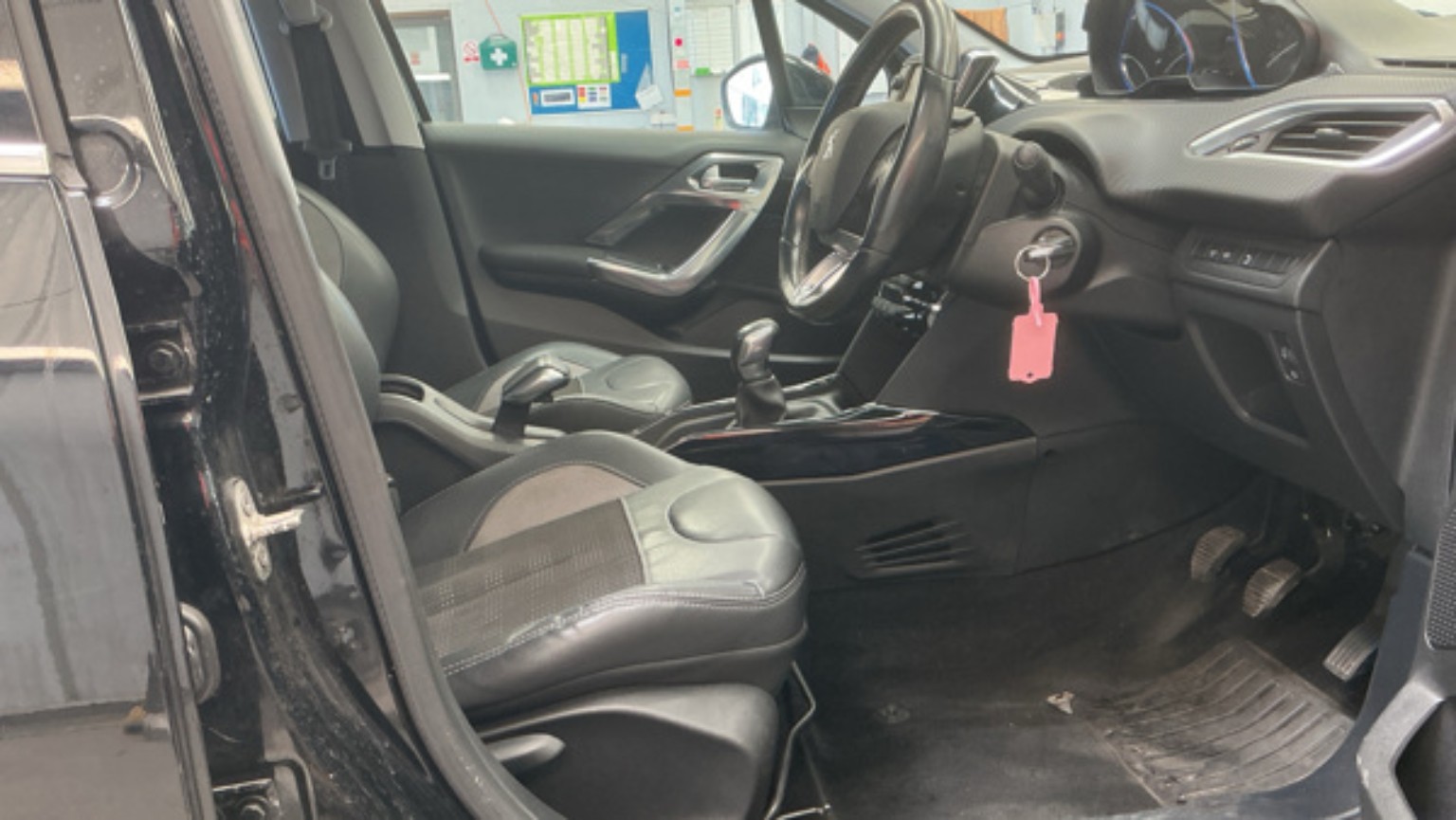 2017 Peugeot 2008 1.2 photo 9